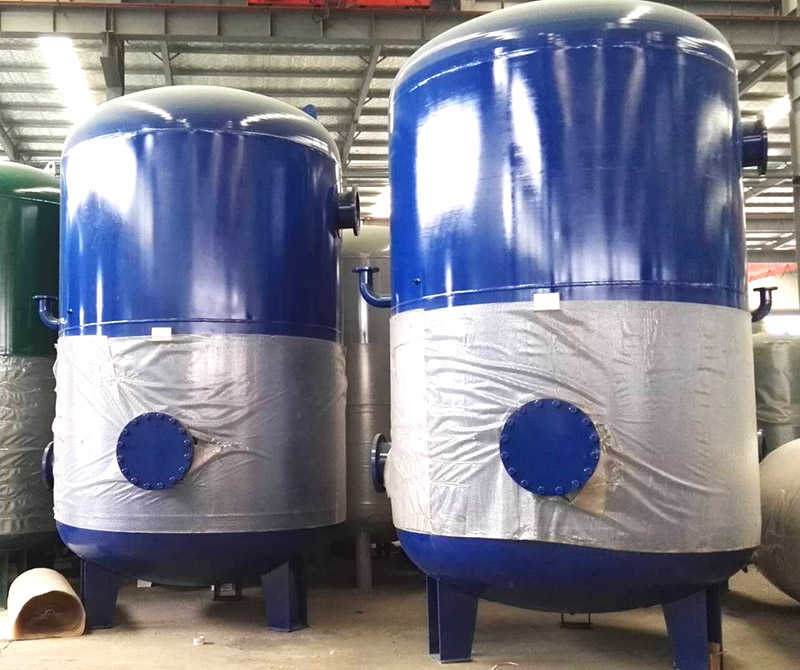 蓝色中型储气罐